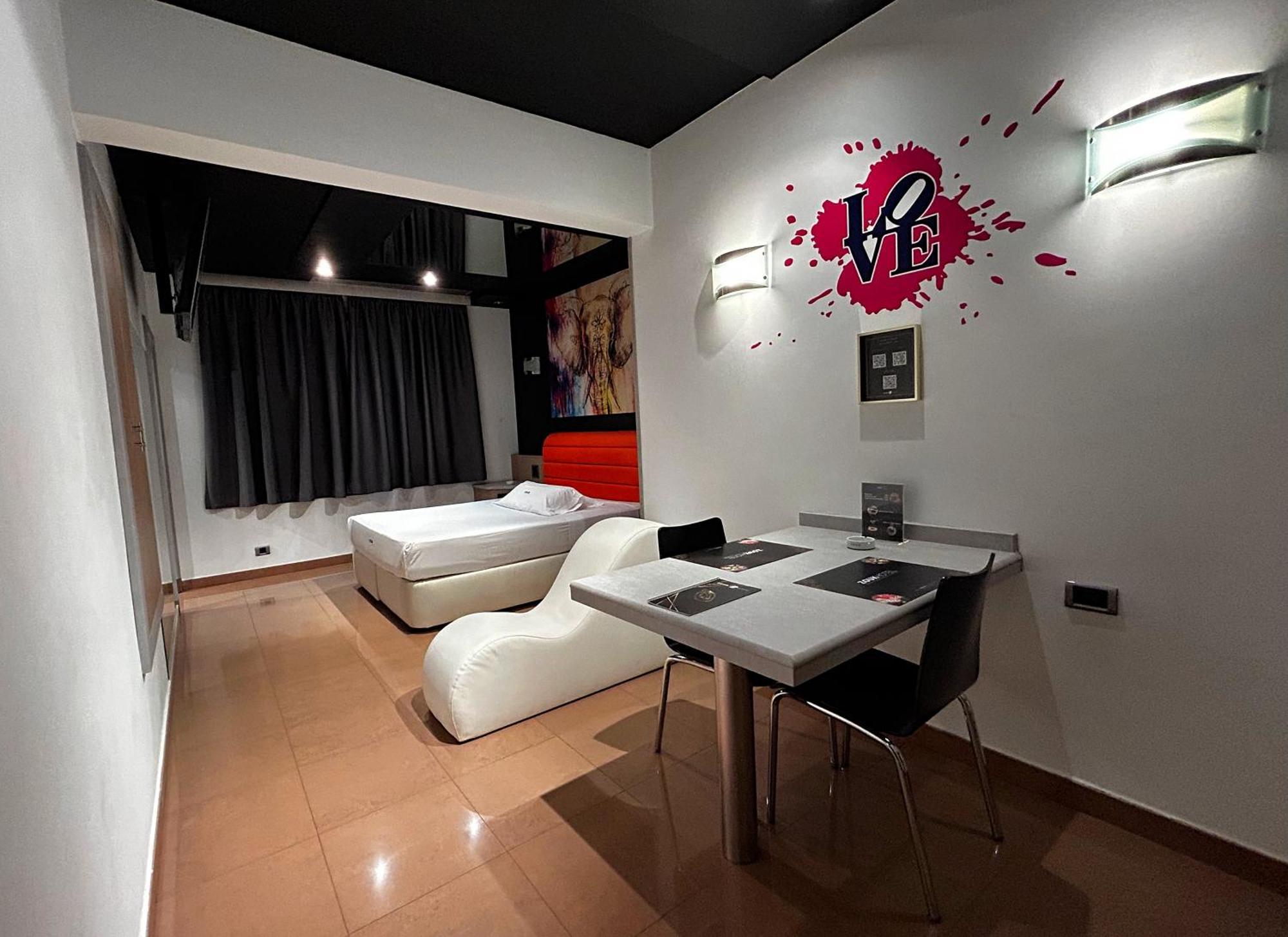 Zouk Hotel (Adults Only) Алькала-де-Энарес Экстерьер фото